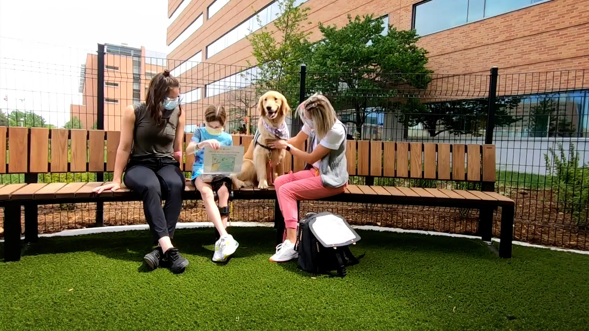 Kinderkrankenhaus gibt Mitarbeitern Sanitätshunden neuen Park