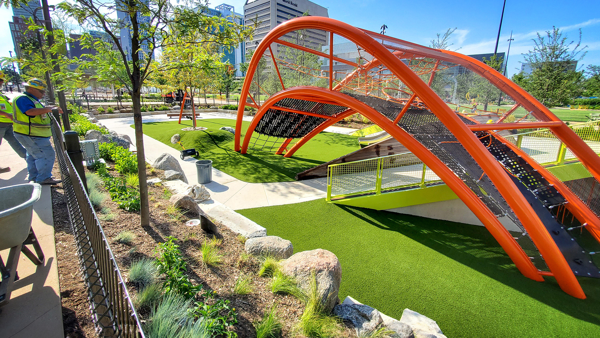 El querido parque Omaha se transformó en un oasis verde para la comunidad