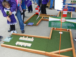 image of putt putt golf made with synlawn putting green artificial grass