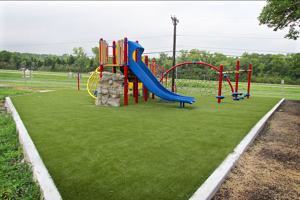 image of lee’s summit playground with synlawn
