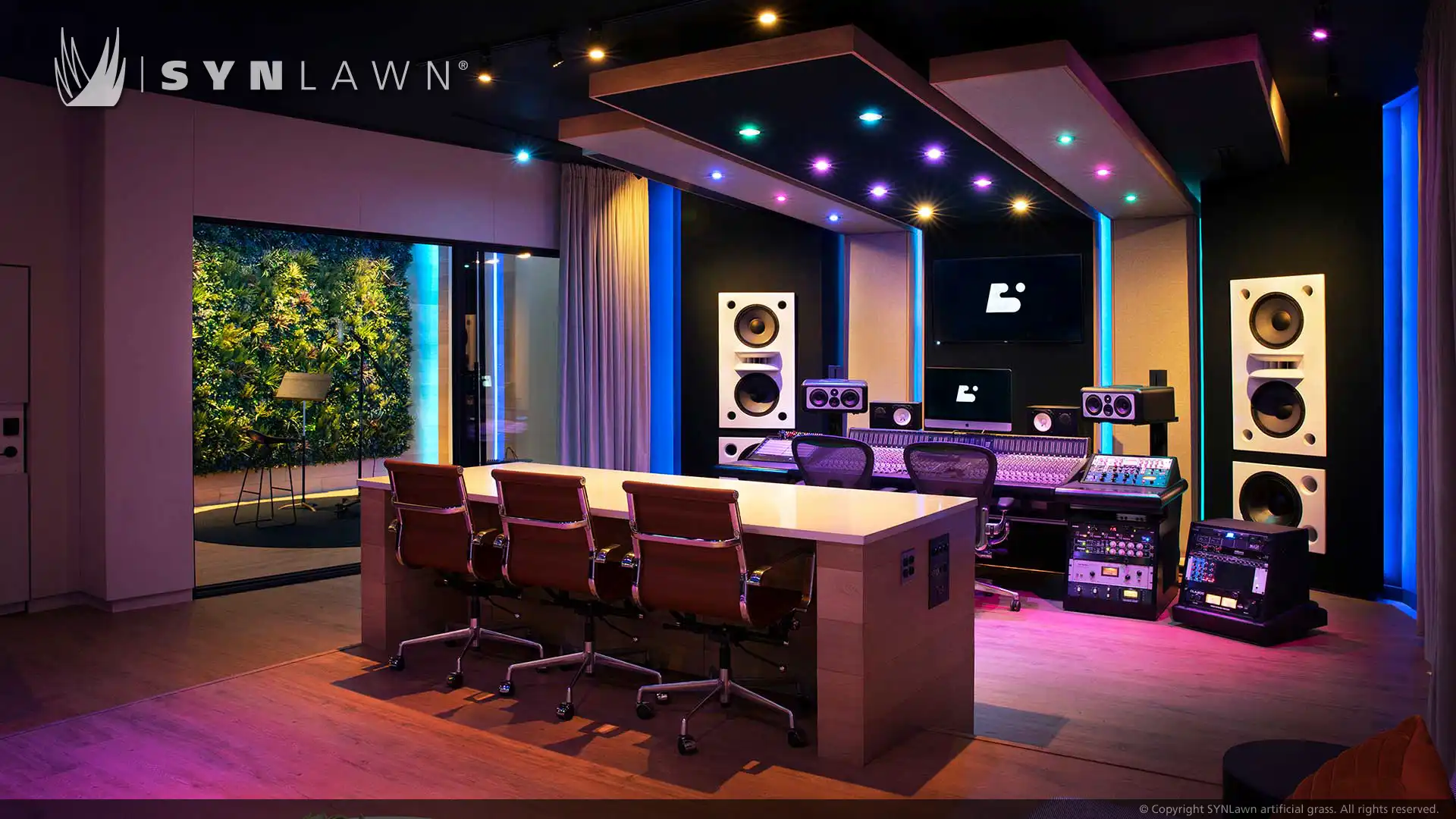 Das Aufnahmestudio verbessert die Atmosphäre mit künstlichen grünen Wänden