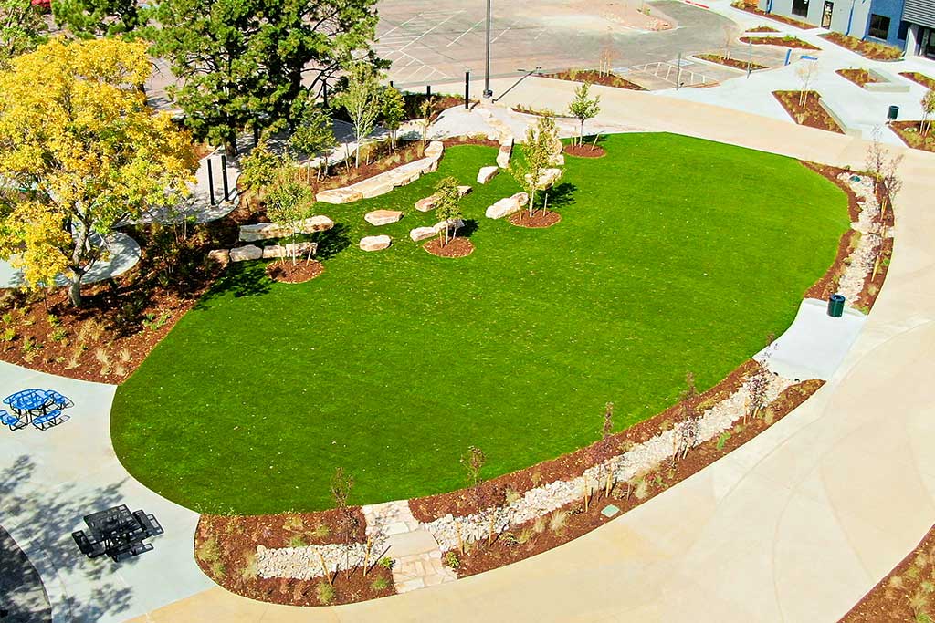 Колледжи Колорадо-Спрингс установили газон премиум-класса SYNLawn