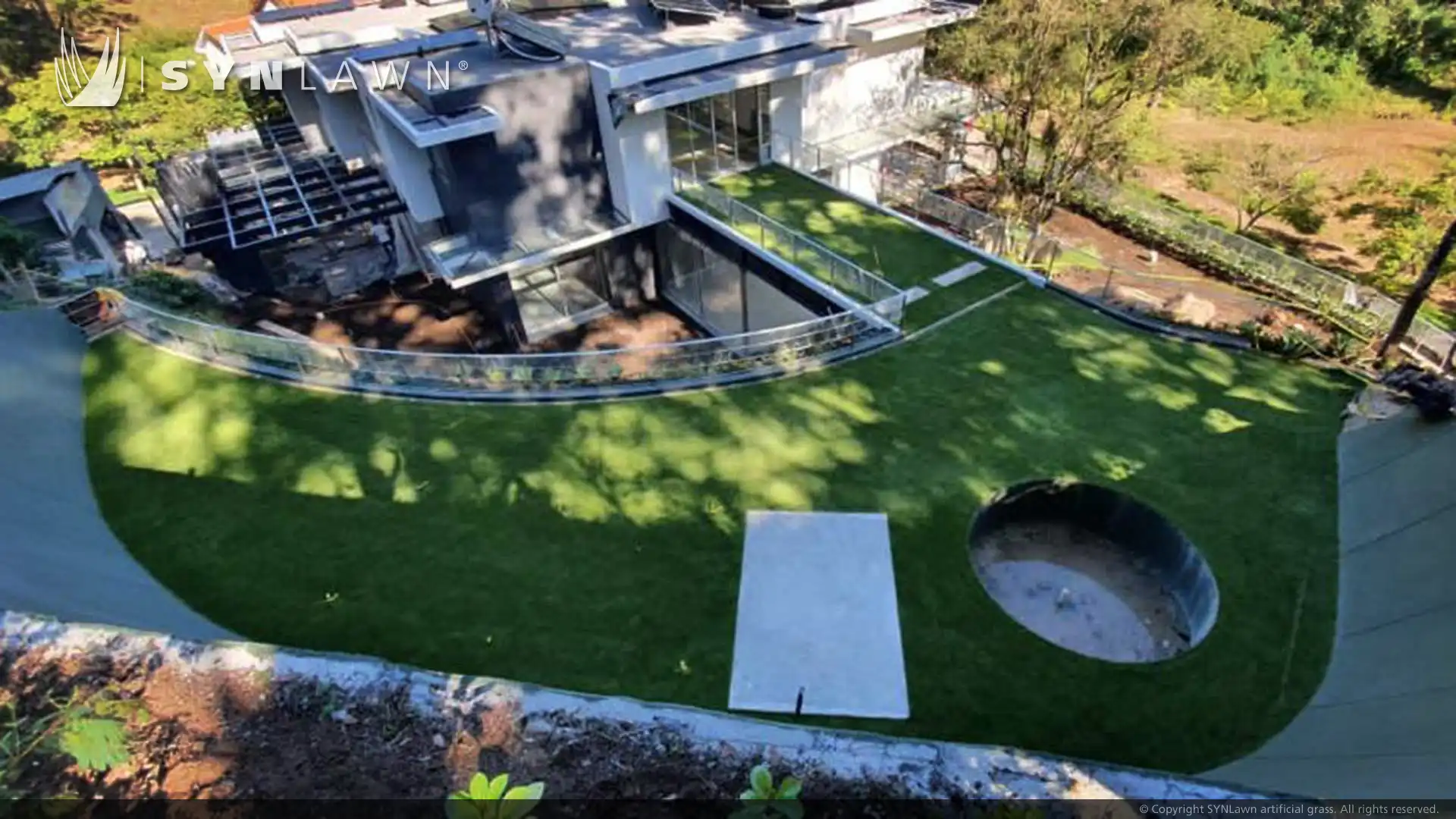 Criando um luxuoso retiro no terraço com grama artificial