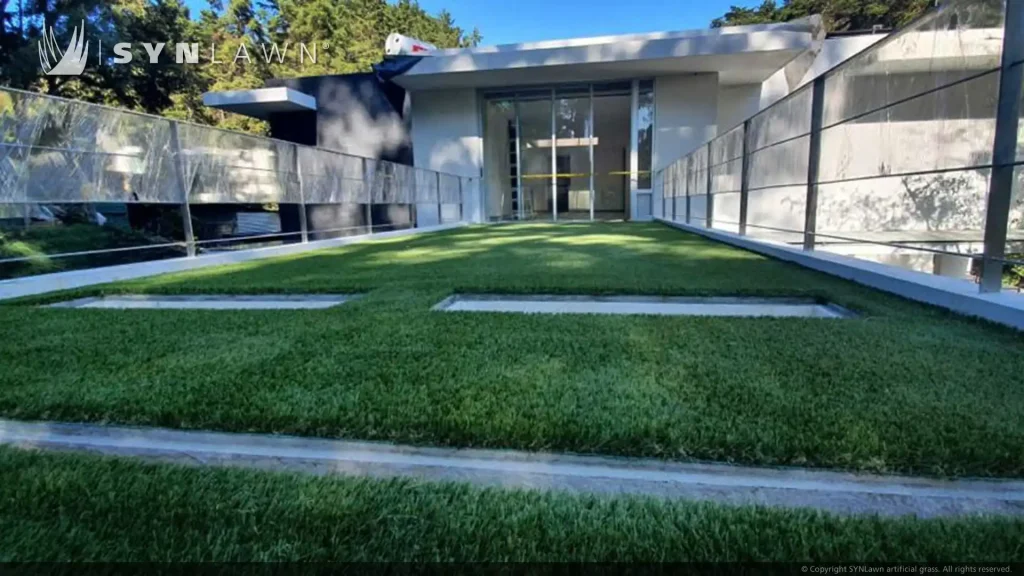 image of SYNLawn artificial grass for outdoor roof applications at Residencia Recinos El Salvadore