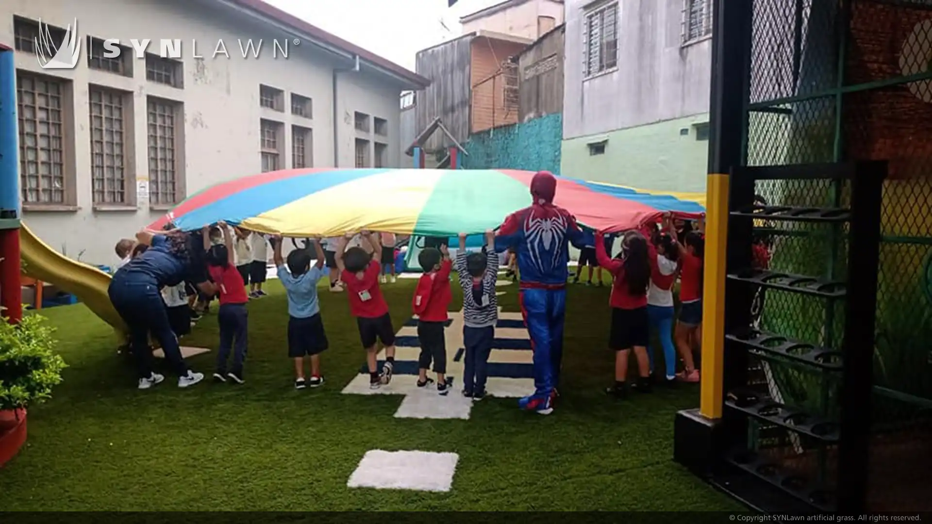 SYNLawn 用可持续的儿童安全游乐场草坪改造哥斯达黎加学校