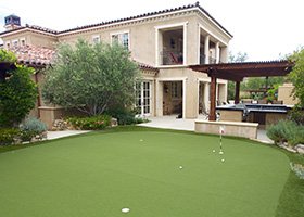 immagine del putting green nel cortile di Synlawn Golf