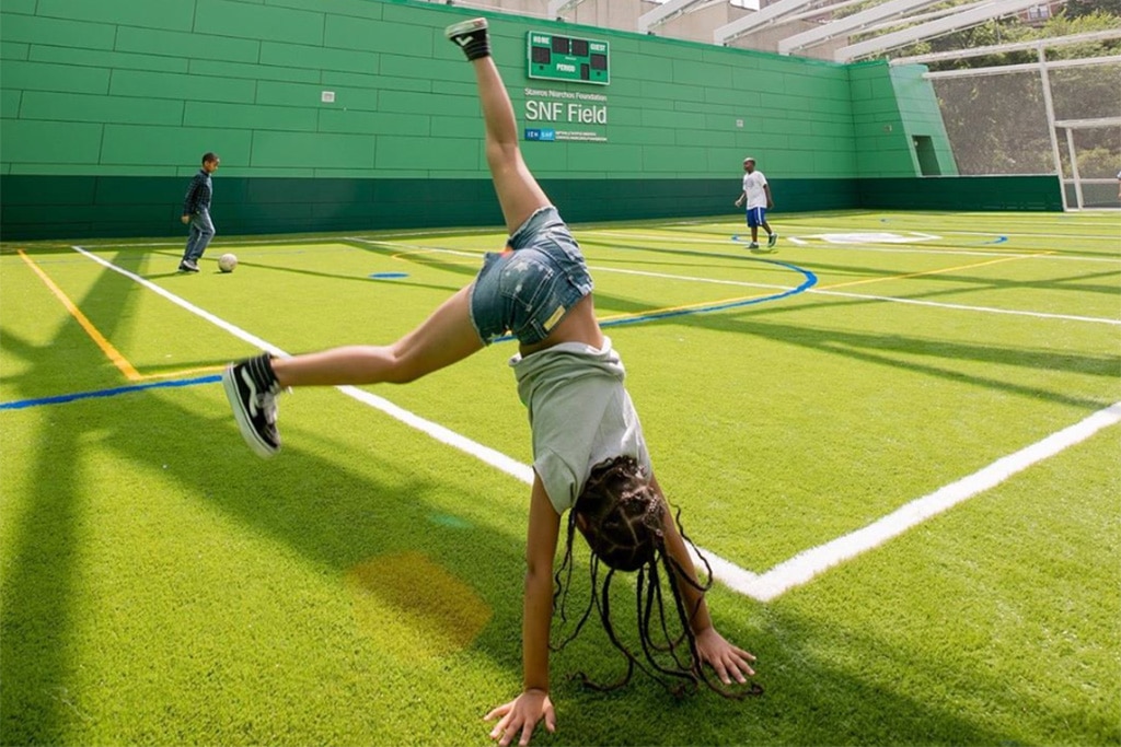 Jongens- en meisjesclub bereiken nieuwe hoogten met speeltuin op het dak