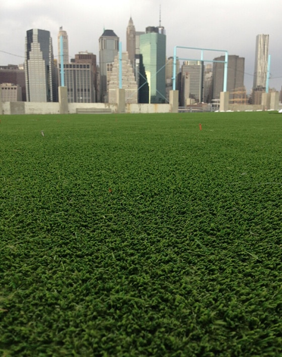 image of synlawn at pier 2 brooklyn bridge