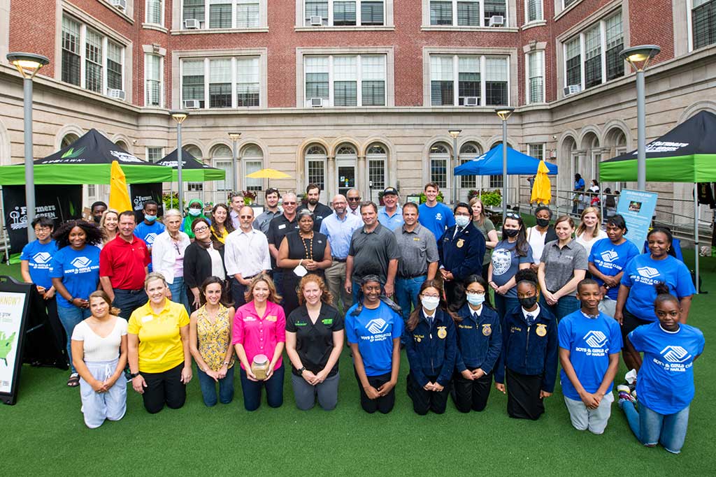 SYNLawn hosts hundreds at Harlem Boys and Girls Club for Farmers on the Green Event