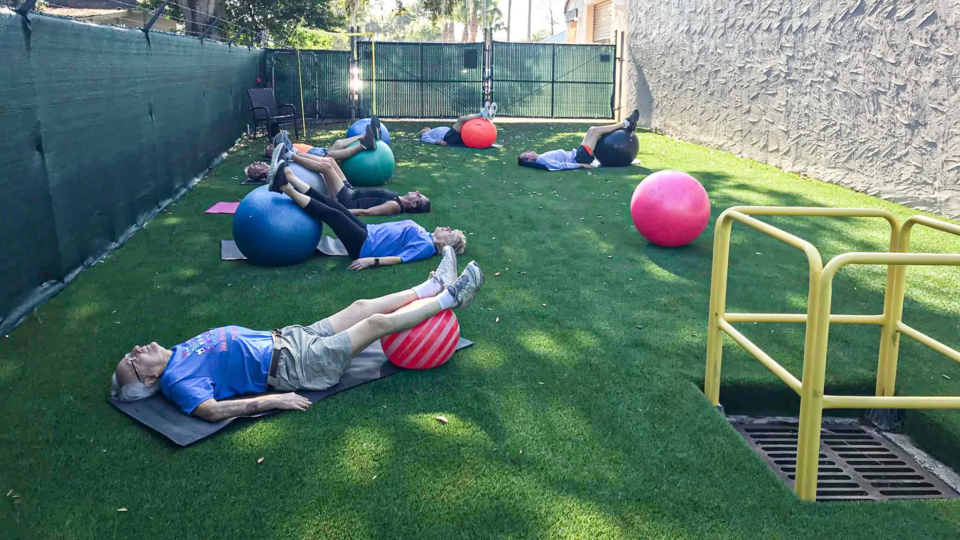 Instalação de boxe na Flórida combate a doença de Parkinson com área de exercícios com grama artificial