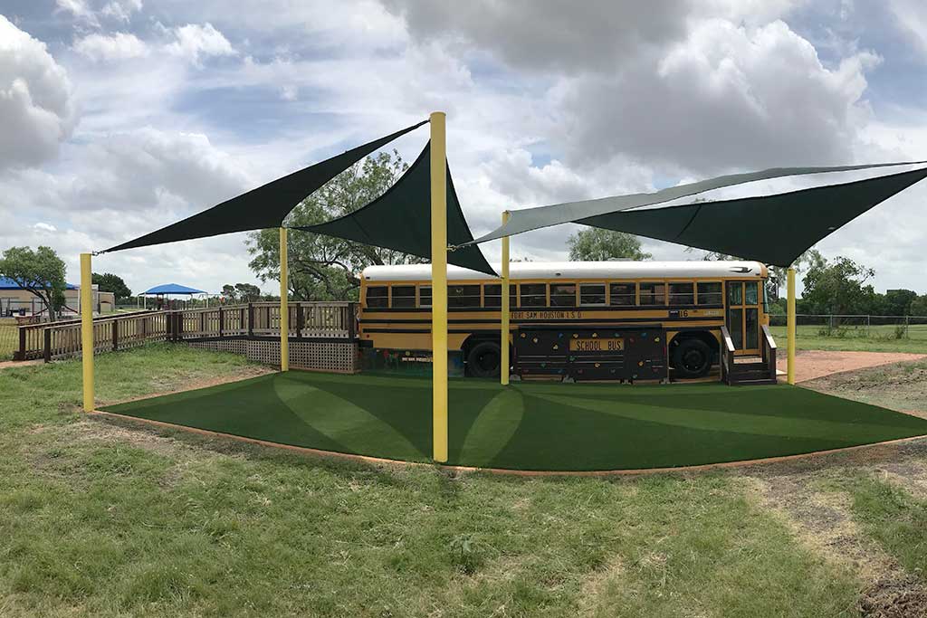 La scuola di San Antonio ora con un parco giochi senza fango