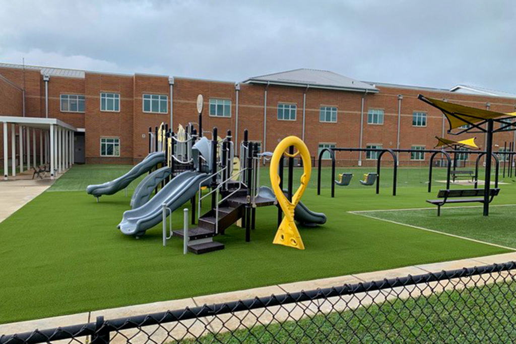 Distrito escolar da Carolina do Sul atualiza 22 playgrounds com grama segura para crianças