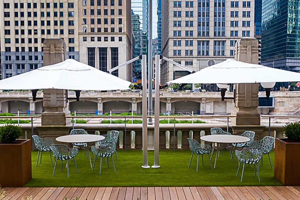 Luxuriöse Grünfläche für Chicagos Merchandise Mart River Plaza