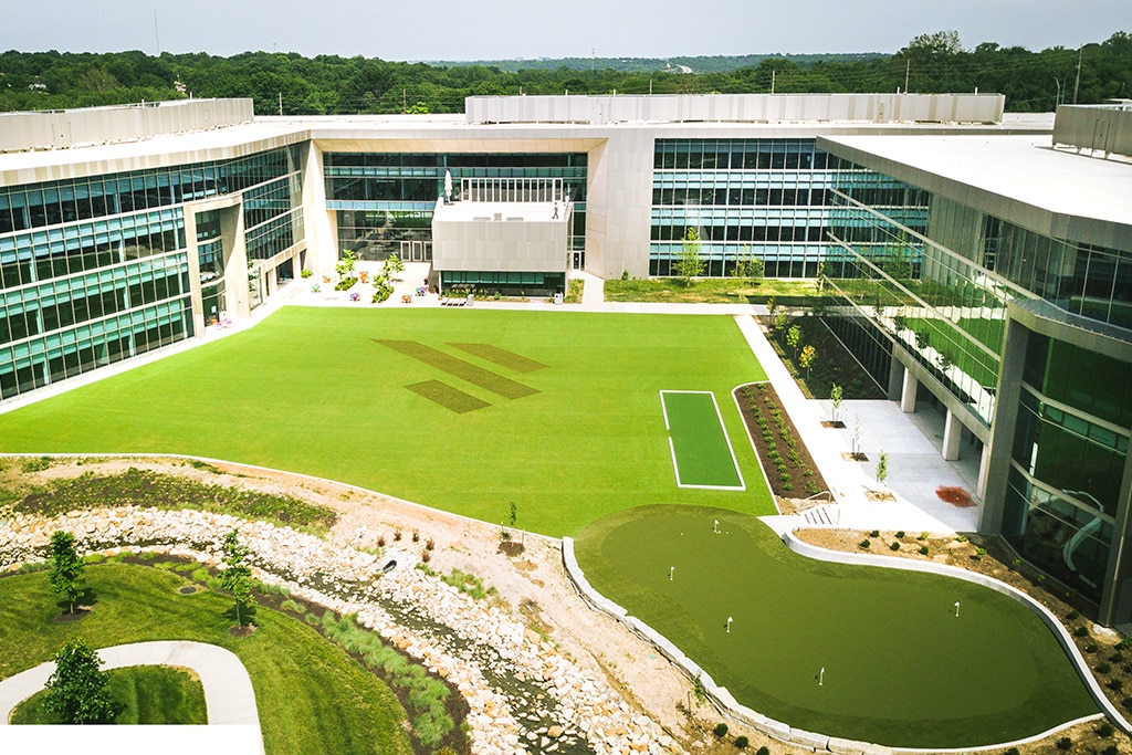 SYNLawn Kansas City расширяет кампус Burns & McDonnell новыми спортивными удобствами