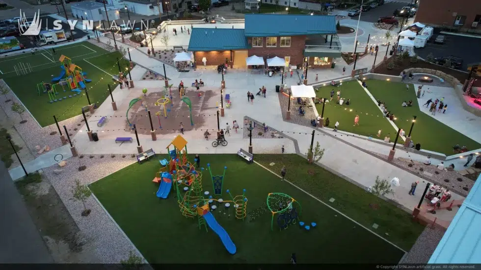 Anfiteatro al aire libre construido para la nueva plaza de la ciudad cuenta con césped artificial SYNLawn