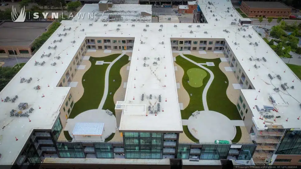 Luxe retraiteruimtes op het dak gebouwd voor een nieuw gebouw aan de rivier