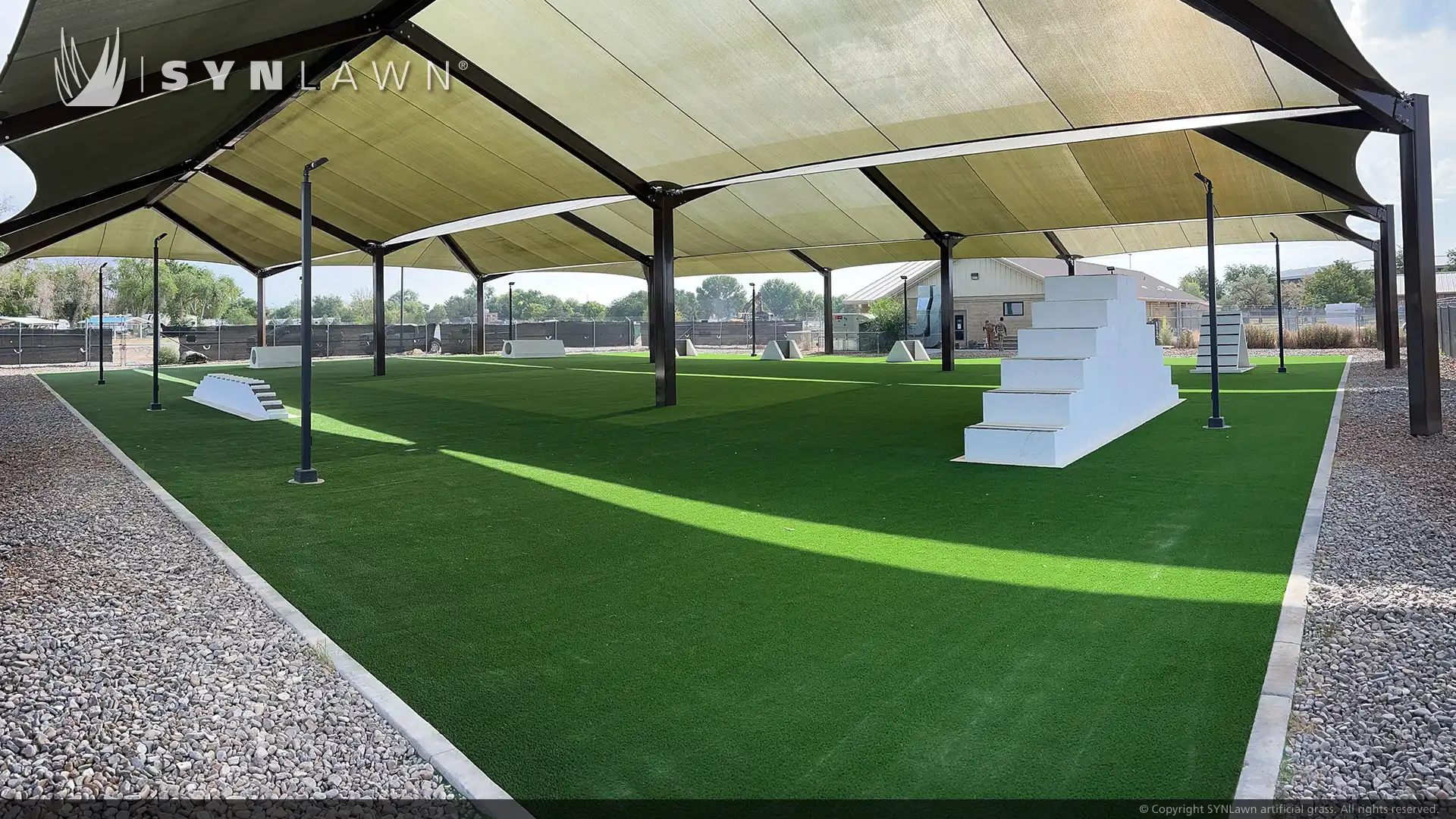 Installation de dressage de chiens de travail militaires améliorée avec du gazon pour animaux de qualité supérieure