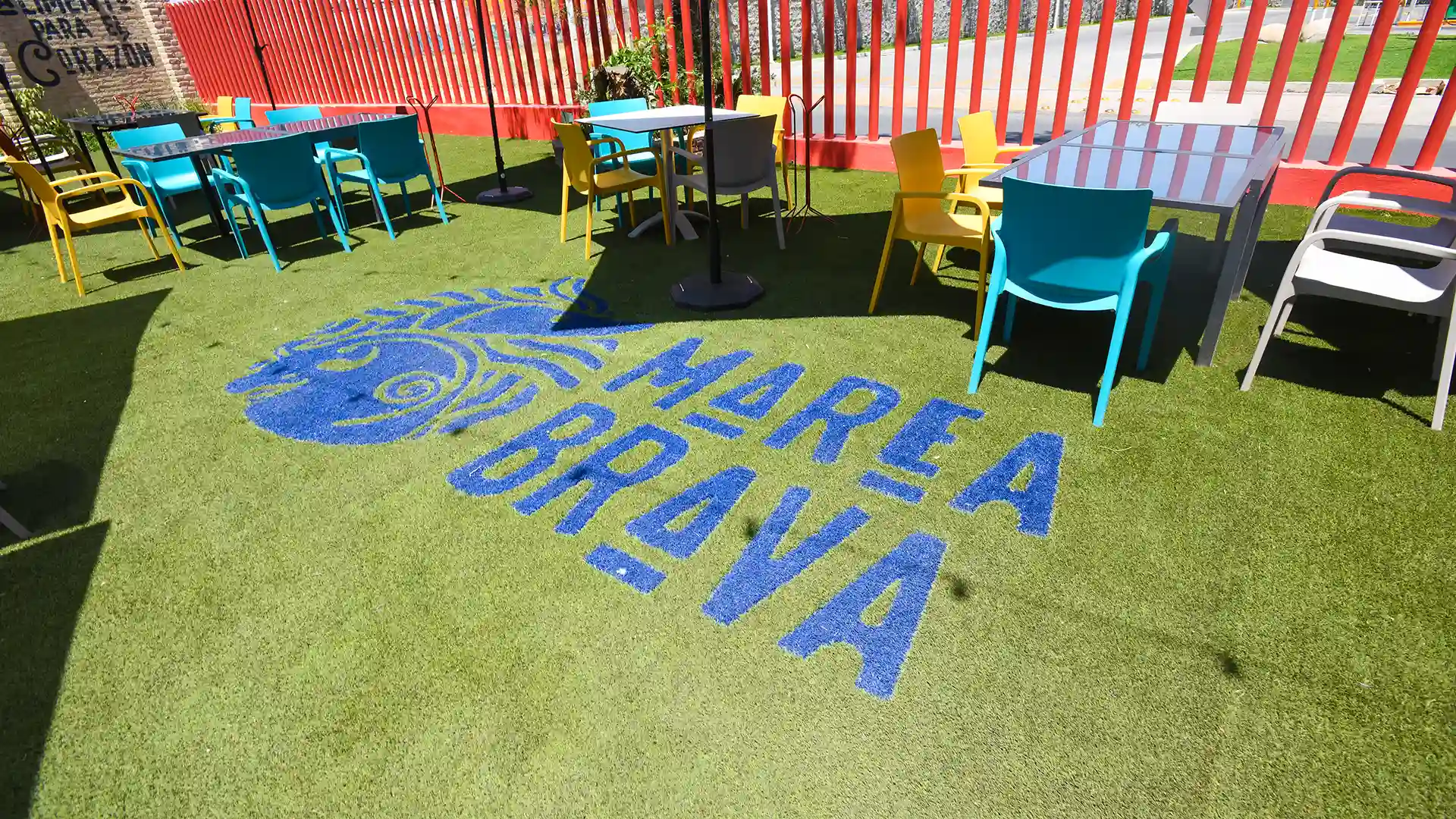 Popular León Restaurant Upgrades Dining Experience with Synthetic Turf Installations