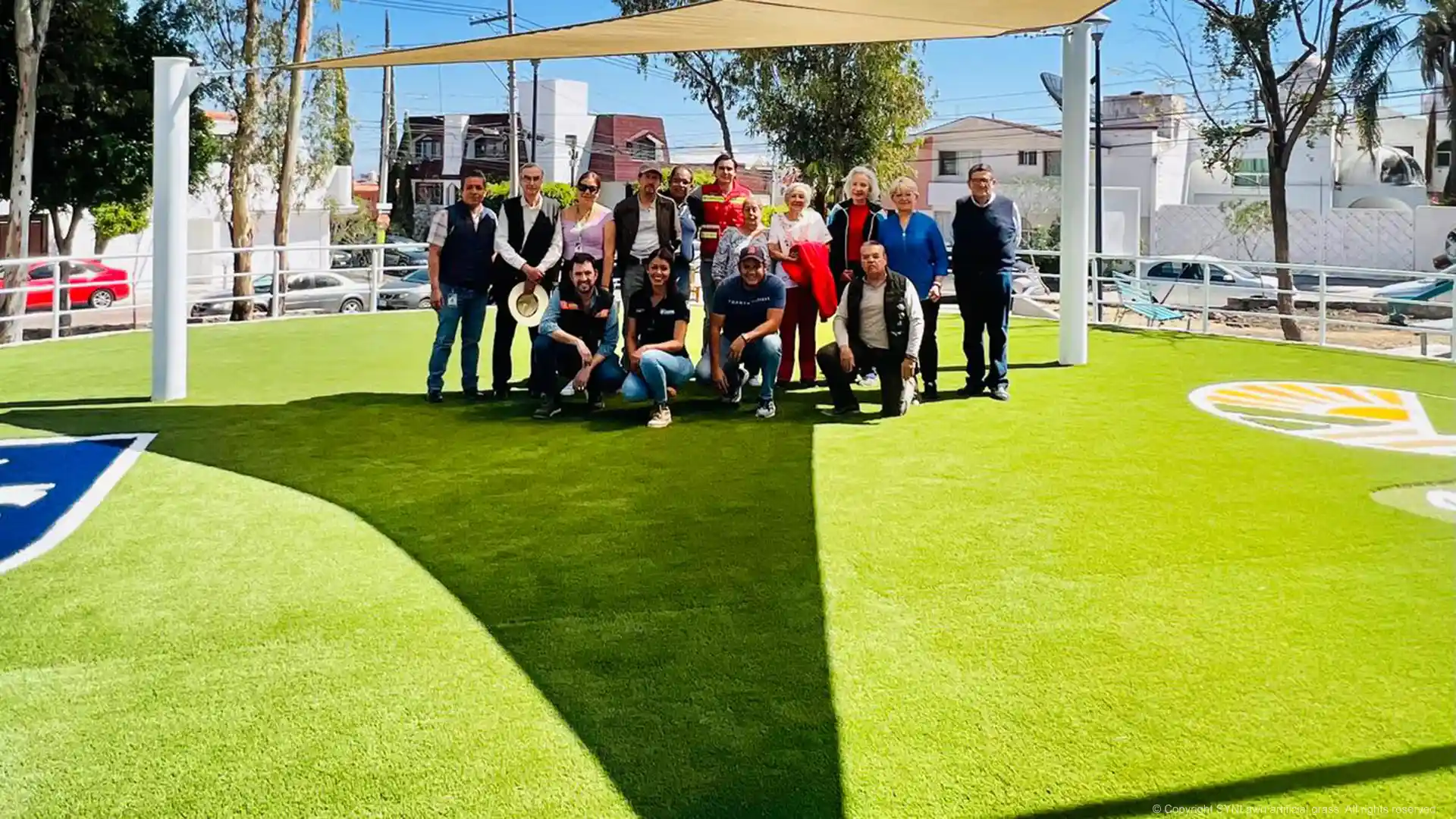 SYNLawn Bajio crew responsible for installing SYNLawn artificial grass in Aldama, Guanajuato, México image of installation crew of child safe artificial grass with custom logo in aldama guanajuato méxico