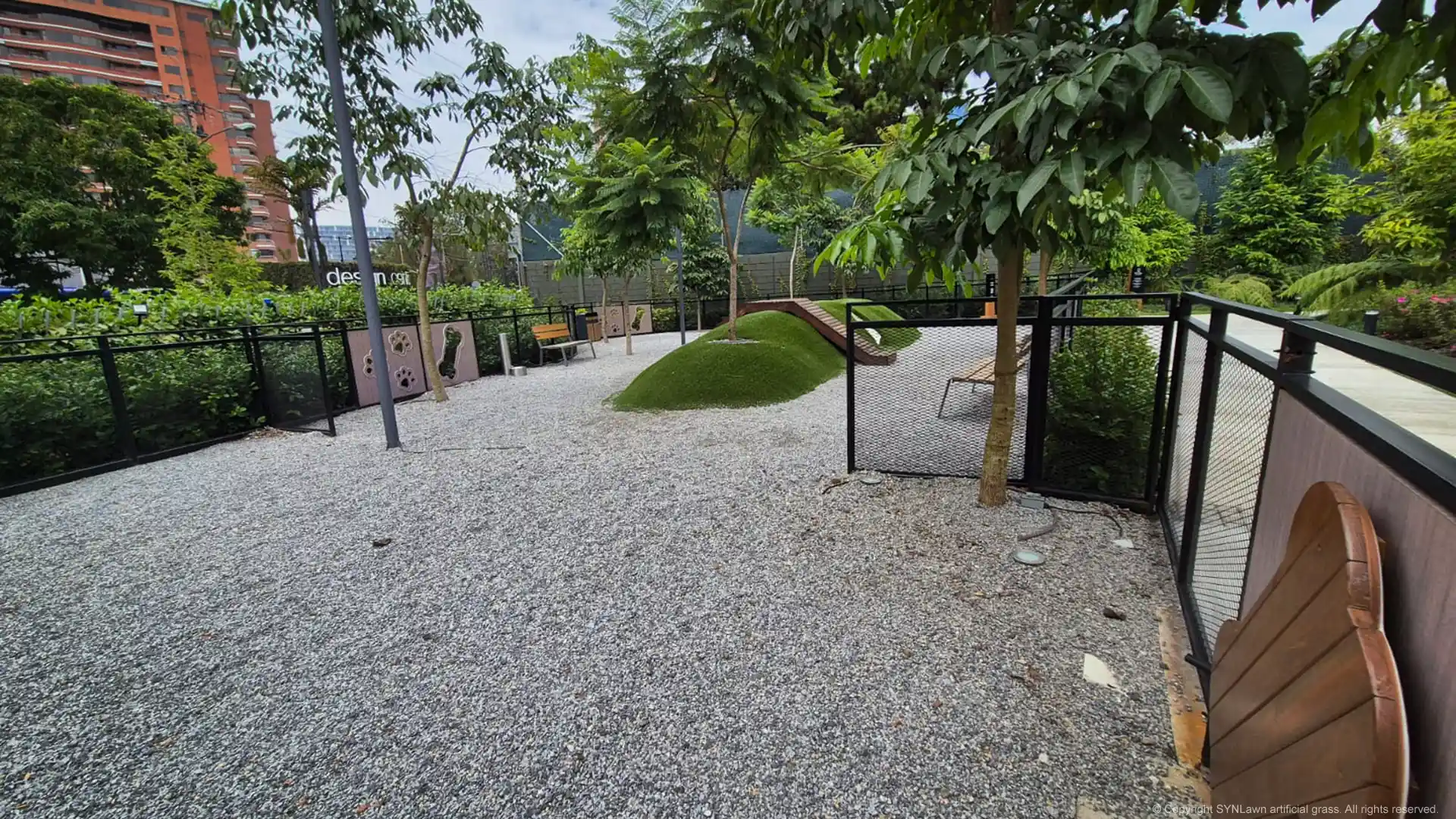 SYNLawn Pet Turf is used to create a mound for dog and pet agility at Guatemala City pet park Latin America image of mounded hill with tunnels at oakland place dog park in guatemala city