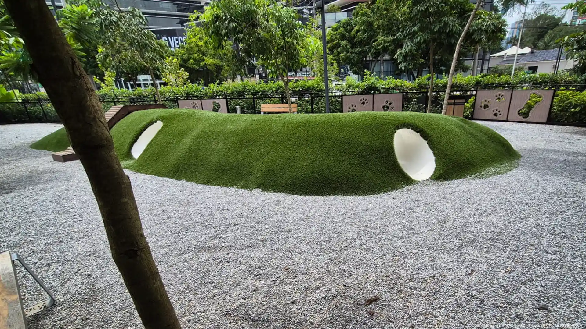 SYNLawn Pet Turf is used to create a mound for dog and pet agility at Guatemala City pet park Latin America image of mounded hill with tunnels at oakland place dog park in guatemala city